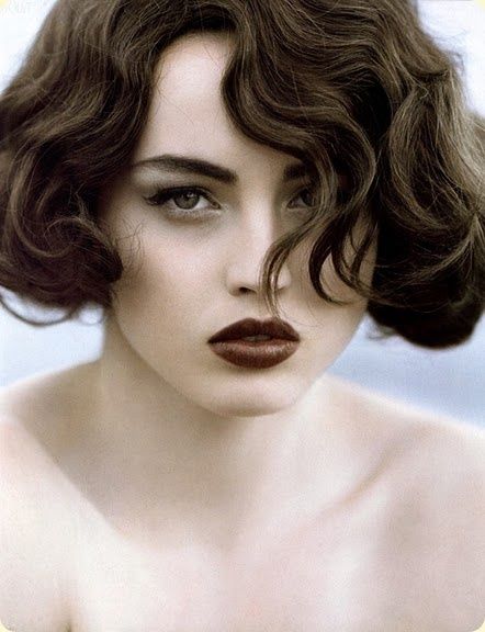 HAIR AND MAKEUP. Love this vintage makeup and hair style. Shimmer   Snow | Beautiful brown shades Great Gatsby Hairstyles, 20s Hair, Gatsby Hair, Dark Lipstick, White Photo, Pretty Makeup, Vintage Hairstyles, Perfect Hair, Beauty Inspiration