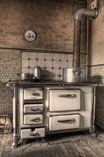 Very Old Wood Stove - gramma's fresh-baked bread.... Alter Herd, Antique Kitchen Stoves, Antique Wood Stove, Wood Burning Cook Stove, Primitive Bedroom, Old Stove, Wood Stove Cooking, Vintage Stoves, Antique Stove