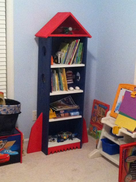 Rocket book case. @Sabrina Singleton Aaron would love this Fun Bookshelves, Rocket Bedroom, Outer Space Room, Outer Space Bedroom, Build A Rocket, Diy Rocket, Bookshelf Plans, Bookcase Diy, Desk Plans