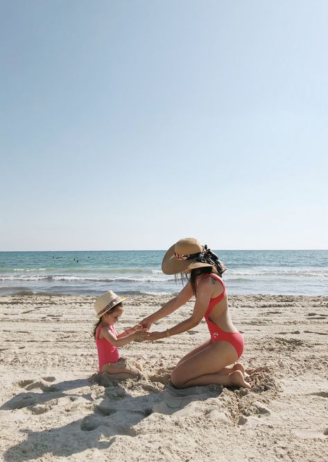 Beach Pictures With Daughter, Mum Daughter Photography, Mommy Daughter Beach Photos, Mom And Daughter Beach Photos, Mom And Daughter Beach Photo Ideas, Mom And Daughter Vacation, Mother Daughter Beach Pictures, Sea Photoshoot Ideas, Summer Baby Photos