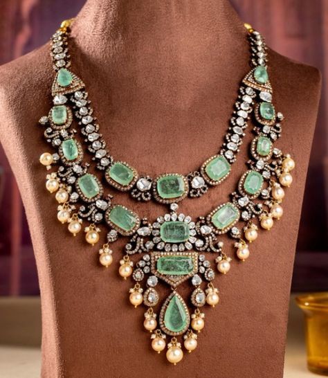 Russian Emerald Necklace, Gala Jewelry, Russian Emerald, Indian Brides Jewelry, Bridal Jewellery Inspiration, Bridal Diamond Necklace, Wedding Jewelery, Neck Pieces Jewelry, Bridal Jewelery