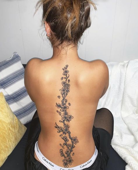 Back Tattoo Women Spine, Back Tattoos Spine, Feminine Back Tattoos, Flower Spine Tattoos, Spine Tattoo Ideas, Tato Minimal, Small Pretty Tattoos, Petite Tattoos, Spine Tattoos For Women