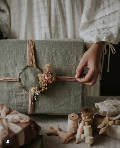 Pretty Gift Wrapping, Pretty Gift Wrapping Ideas, Sustainable Gift Wrap, Wrapping Inspiration, Gift Wrapping Inspiration, Brown Paper Packages, Gift Wrap Ideas, Wrap Gift, Creative Gift Wrapping