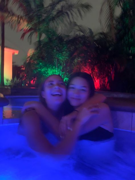 Winter Hottub Pictures Friends, Aesthetic Hot Tub Photos, Jacuzzi With Friends, Hotel Pictures With Friends, Hot Tub Insta Pics, Cute Hot Tub Pictures, Hot Tub Poses, Pool Pictures With Friends, Hot Tub Photoshoot Ideas