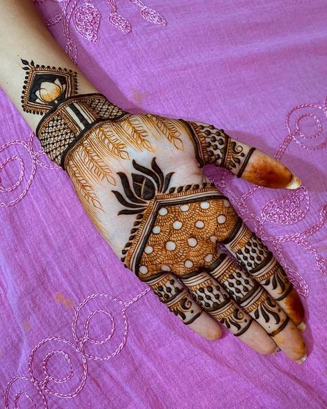 Lotus Mehndi Design, Full Mehndi, Mehndi Designs Bridal Hands, Mehndi Designs For Kids, Mehndi Design Pictures, Simple Mehndi Designs Fingers, Modern Mehndi Designs, Very Simple Mehndi Designs, Stylish Mehndi