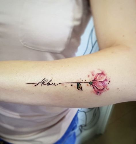 Name Tattoo For Women, Flower With Name Tattoo, Name Flower Tattoo, Name Tattoos For Moms, Tattoo For Baby Girl, Tattoo Diy, Shape Tattoo, Tattoos For Women Flowers, Small Flower Tattoos