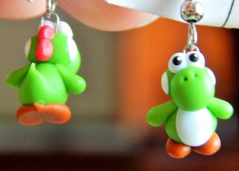 polymer clay miniature earrings - Yoshi from Mario games Clay Video Game Characters, Mario Polymer Clay Earrings, Mario Clay Figures, Nintendo Clay Ideas, Mario Polymer Clay, Mario Clay, Mario Earrings, Miniature Earrings, Crea Fimo