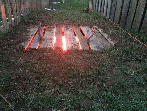 Zombie pit made out of a wood pallet! Diy Halloween House Decorations, Halloween Decorations Bedroom, Scary Halloween Decorations Outdoor Diy, Pallet Halloween Decorations, Halloween Pallet, Zombie Decor, Halloween Yard Decorations Diy, Halloween Decorations Party Scary, Wood Halloween Decorations