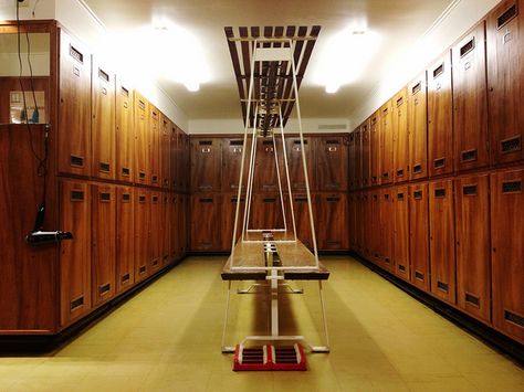 Tennis Clubhouse Interior, Tennis Locker Room, Tennis Club Interior, Locker Room Aesthetic, College Locker Room, Golf Locker Room, Vintage Locker Room, Vintage Tennis Club, Store Moodboard