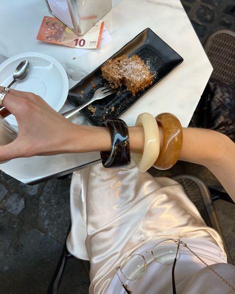 Girl budget: plum cake for 10€, pantheon for 5€, zara bracelets for 17€. — aesthetic, europe summer, euro trip, girls trip, italia, summer in italy, italian vibe, ootd, summer style inspo, Pinterest girl, minimal style inspo, outfit inspiration, contentcreator #aesthetic #italianstyle #romanticizeyourlife #pinterestinspired #pinterest #inspo #inspiration #cleangirl #thatgirlaesthetic #thatgirlmindset #thatgirlroutine #softgirl #ootd #ootdstyle #styleinspiration Summer 2025 Aesthetic, French Fashion Aesthetic, Zara Aesthetic, Italian Summer Outfits, Aesthetic Europe, Zara Summer, Chic Lifestyle, Summer In Italy, Stylist Fashion