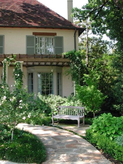 Front yard inspiration-curving line to doorwY with bench along the path, plus arbor over front windows Landscape Edging Stone, Landscape Design Plans, Shutters Exterior, Casa Exterior, Landscape Architects, Design Exterior, A Hill, Exterior House Colors, Landscape Architect