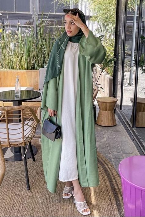 Hijabi Dubai, Green Abaya, Indian Dress Up, Abaya Outfit, Hijab Fashion Summer, Abaya Hijab, Muslim Outfits Casual, Muslim Fashion Hijab Outfits, Mode Abaya