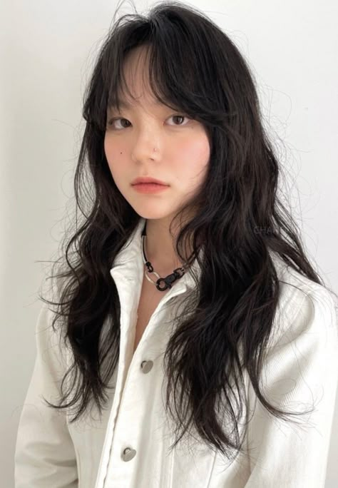 Korean Haircut 2023, Korean Hairstyle For Long Face, Cool Asian Hairstyle, Korean Female Haircut, Wavy Hime Haircut, Asian Hair Perm Medium Lengths, Korean Root Perm, Korean Shaggy Haircut, Korean Haircut For Round Face