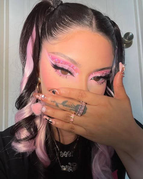 Makeup Barbie, Doll Beauty, Y2k Makeup, Cute Eye Makeup, Rave Makeup, Barbie Makeup, Dope Makeup, Makeup Aesthetic, Edgy Makeup