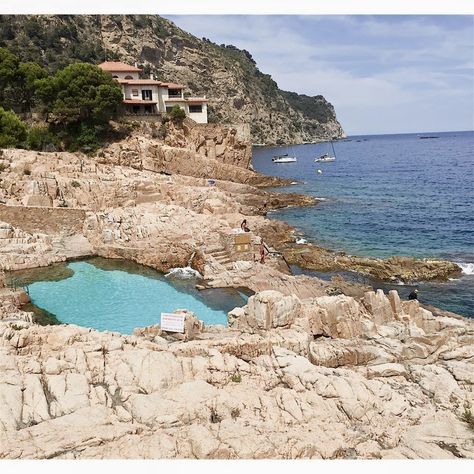 Spain // Begur // The natural pool in Begur // Lees er alles over op de blog! Zara Slides, Outfit Trip, Begur Spain, Short Zara, South Spain, Spanish Summer, South Of Spain, Northern Spain, Boat Trip