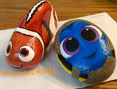 Finding Nemo and Dory fish Disney painted rocks by Holly N. Disney Rock Art, Paint Fish On Rocks, Painting Fish On Rocks Ideas, Nemo Rock Painting, Dory Rock Painting, Disney Painted Rocks, Finding Nemo Painted Rocks, Nemo Painted Rock, Clown Fish Rock Painting