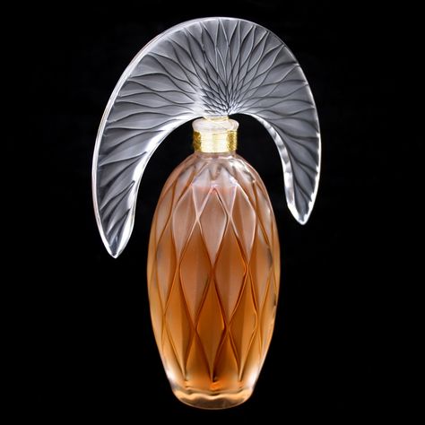 Vintage Parfum, Lalique Perfume, Lalique Perfume Bottle, Perfume Vintage, Bijoux Art Nouveau, Pretty Perfume Bottles, Perfume Bottle Design, Perfume Bottle Art, Beautiful Perfume Bottle