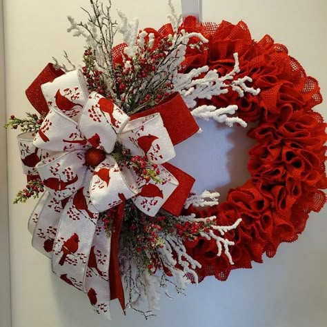 very cristmes eve like Cardinal Wreath Diy, Diy Red Christmas Decorations, Christmas Burlap Wreath Diy, Cardinal Christmas Wreath, Christmas Wreaths With Ribbon, Christmas Reef Ideas, Diy Christmas Wreaths Ideas How To Make, Diy Xmas Wreaths, Tulle Wreath Christmas