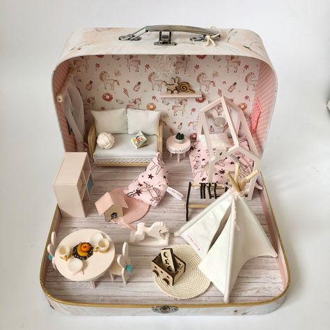 Box Doll House, Travel Dollhouse, Pink Dollhouse, Cute Suitcases, Suitcase Sizes, Modern Dollhouse Furniture, Doll House Furniture, Girls Personalized Gifts, Mouse House