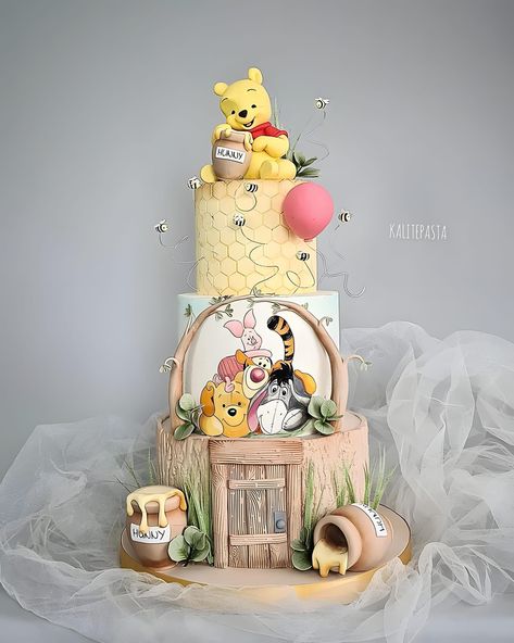 Winnie The Pooh Decor, Baby Shower Cake Designs, Pooh Cake, Deco Disney, Winnie The Pooh Cake, Winnie The Pooh Themes, Pooh Birthday, Baby Boy 1st Birthday Party, Baby Birthday Themes