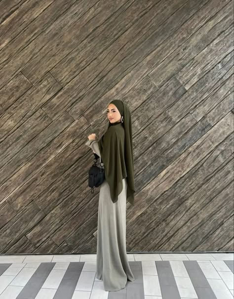 Uae Fashion For Women, Qatar Outfits Women, Hijabi Eid Outfits, Eid Outfits Hijab, Hijabi Skirt Outfits, Abaya Fits, Abaya Outfits, Modest Outfits Muslim, Dubai Women