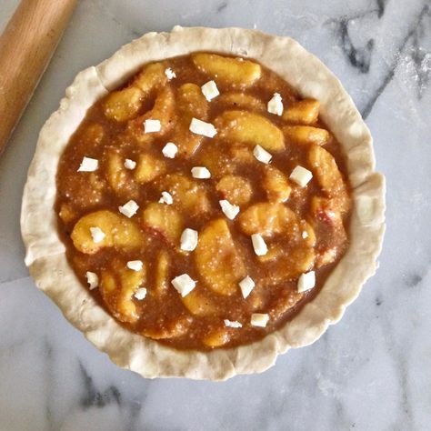 Bourbon Brown Sugar Peach Pie - Bake&Tell Bourbon Peach Pie, Brown Sugar Peaches, Bourbon Cream, Peach Pie Filling, Buttery Pie Crust, Peach Pie, Fall Spices, No Bake Pies, Clean Eats