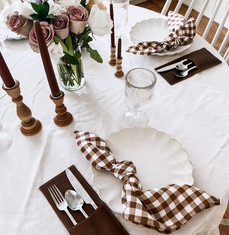 Give me all the gingham 🤩 #tellsterrain #setthetable #tablesetting #tablelinens #diningtable #tabledecor #magiclinen #linennapkins #linentowels #diningroominspo #gingham #linen Gingham Table Setting, Thanksgiving Tablescape, Gingham Linen, Thanksgiving Tablescapes, March 8, Linen Towels, Decor Fall, Linen Napkins, Rehearsal Dinner