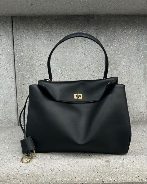 BALENCIAGA BAG 🤍 | Instagram Balanciaga Bag, Luxury Bags Collection, Free Robux, February 9, Old Money Style, Next Fashion, Balenciaga Bag, Bag Trends, Royal Jewelry