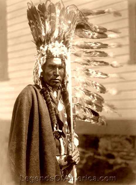 Warrior Dress, Edward S Curtis, Blackfoot Indian, Indian Photos, Native American Men, Native American Pictures, Wilde Westen, Indian Men, Native American Photos