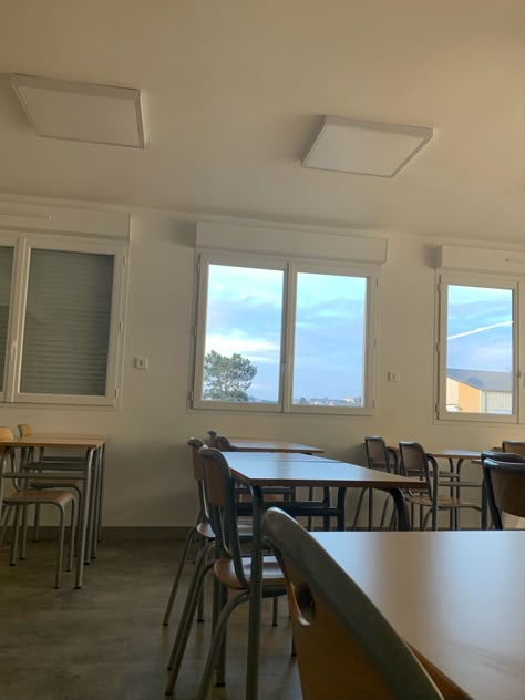 French school 17/18 French School Aesthetic, Streak Pics, Paris School, School Mood, European School, French Summer, School Vibes, French Classic, Study Aesthetic