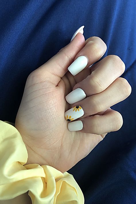 White Acrylic Nails With Design On One Finger, White And Sunflower Nails, Sunflower Nails Ideas, White Acrilyc Nails With Design, White Nails With Yellow Design, White And Yellow Nails Ideas, White Nails With Sunflower Design, White Nails With Sunflower, Cute Nail Ideas White