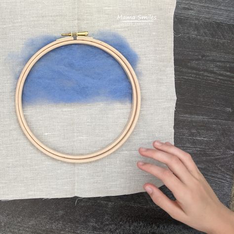 Felt Painting Tutorial, Needle Felt Embroidery, Needle Felting Embroidery Hoop, Felted Pictures Fiber Art, Wool Felt Painting, Flat Needle Felting Ideas, Needle Felted Paintings, Needle Felting On Fabric, Needle Felting Painting