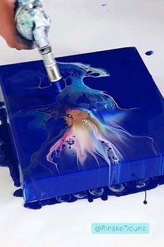 Blue Paintings On Canvas, Seni Resin, Pour Paint, Acrylic Art Projects, Acrylic Painting Diy, Canvas Art Projects, Flow Painting, Dutch Pour, Pour Art