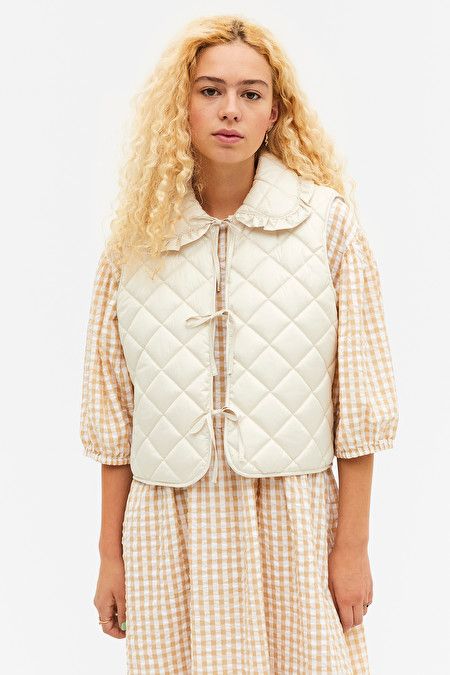 Off-white big collar quilted vest - Off-white - Monki FI Quilted Vest Outfit, Gilet Outfit, Collar Outfits, Puffer Vests, Quilted Gilet, Big Collar, Sailor Collar, Clothing Details, White Quilt