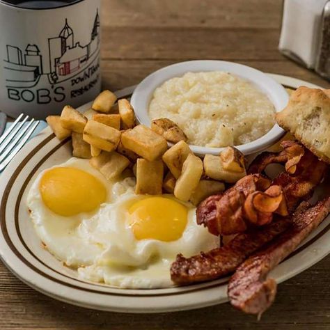 Best Diner Food, Classic American Breakfast, Southern Breakfast Aesthetic, Diner Breakfast Aesthetic, Diner Aesthetic Food, Diner Food Photography, Diner Food 50's, 50s Diner Food, Diner Classics