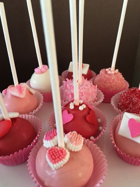 Valentine's Day "upside down" cake pops. Upside Down Cake Pops, Valentines Cake Pops, Cake Pops Chocolate, Valentines Cake, Cake Mini, Covered Oreos, Cupcakes Cake, How To Shade, Upside Down Cake