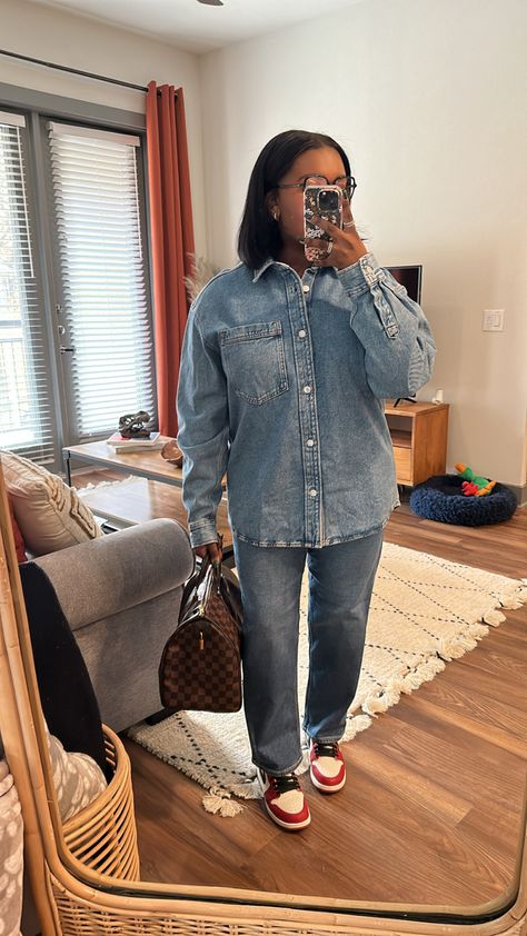 Denim Outfit With Sneakers, Women Casual Jeans Outfits, House Warming Outfit Ideas, Fall Outfits 2023 Black Women, Denim On Denim Outfit Black Women, Denim Fall Outfits, Denim Set Outfit, Denim Shirt Outfit Women, Look Legging