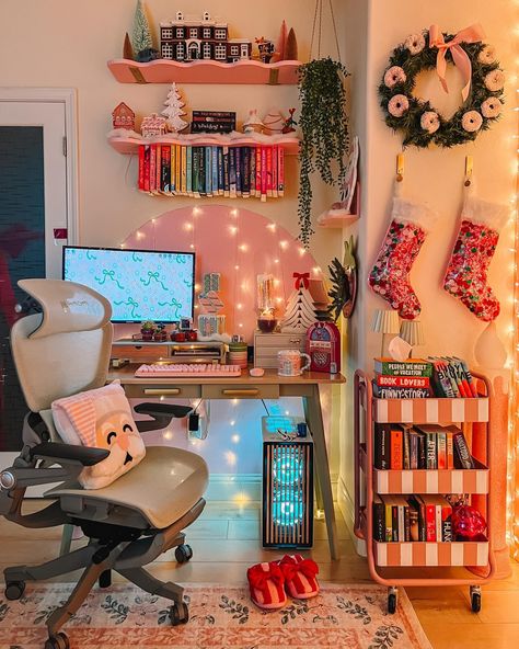 cozy desk setup 🎀📚✨ happy monday friends! what’s been your hobby of choice lately? i haven’t been reading but i have been doing a crazy amount of coloring 😅 i’m thinking about trying out audiobooks?? i’ve struggled with them before but it would be nice to get some reading in even while i’m doing other things. i hope you have a lovely week 🫶🏻 Cute Small Office Ideas, Apartment Decorating Office, Cozy Book Room, Loft Office Ideas Upstairs, Cozy Hobby Room, Loft Office Ideas, Creative Workspace Inspiration, Cozy Hobbies, Cozy Desk Setup