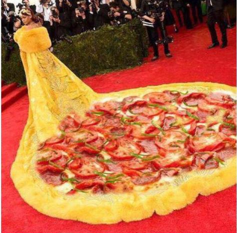 Pizza dress. #RedCarpet #Pizza #Dressup Clara Lionel Foundation, Rihanna Dress, Low Calorie Soup, Met Gala Dresses, Funny Dresses, Yellow Gown, Met Ball, Gala Dresses, Sarah Jessica Parker