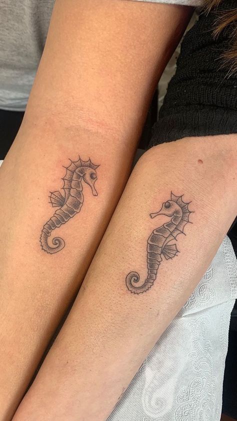 Carousel Tattoo, Ankh Tattoo, Seahorse Tattoo, Tiny Tattoos For Women, O Tattoo, Tattoo Feminina, Sea Horse, Seahorses, Mom Tattoos