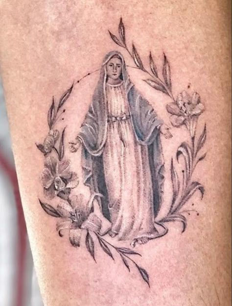 Lady Of Fatima Tattoo, Mother Mary Tattoo For Women, Mary Tattoos Catholic, Blessed Mother Tattoo, Virgen Mary Tattoo, Mother Mary Tattoos, Robin Tattoo, Catholic Tattoos, Virgin Mary Tattoo