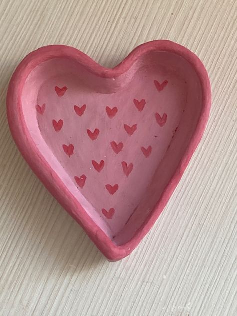 Clay Heart Bowls, Heart Pinch Pot Ideas, Valentines Clay Ideas For Him, Heart Shaped Clay Dish, Heart Pinch Pot, Heart Clay Ideas, Heart Clay Tray, Poterie Ideas, Clay Heart Dish