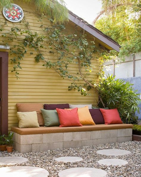 Cool Idea For A Cinder Block DIY Project 💭🙌✨ #Easy #Ideas #Cool #Neat #CinderBlock #Sofa #Bench #FurnitureHacks #DIYHacks #DIY #DIYOutdoor #GardenDIY #GardenFurniture #Garden #PatioGarden #HomeAndGarden #BackyardGarden #Backyard #BeautifulBackyard #BackyardDecoration #BackyardInspiration #BackyardIdeas #BackyardOasis #BackyardGoals #BackyardLiving #OutdoorLiving #NatureLiving #LifeStyle #MitchsBackyard #FollowUs Diy Patio Ideas, Diy Outdoor Seating, Diy Seating, Concrete Patios, Cheap Backyard, Cheap Patio, Backyard Seating, Budget Patio, Budget Backyard