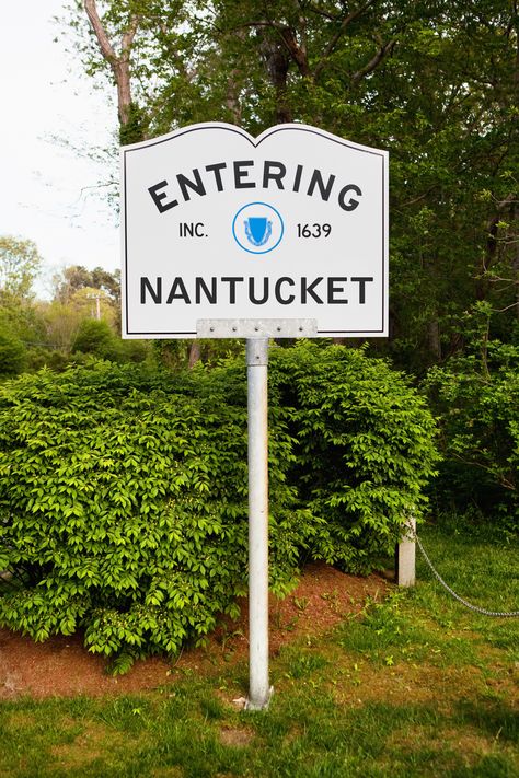 Welcome to our little piece of paradise. ♥️🏚️⛵#NantucketWhaler #Nantucket #NewEngland #ACK Hotel Nantucket, Nantucket Aesthetic, Cape Cod Aesthetic, Nantucket Beach, Nantucket Cottage, Nantucket Summer, East Coast Road Trip, Dream Beach, Sign Post