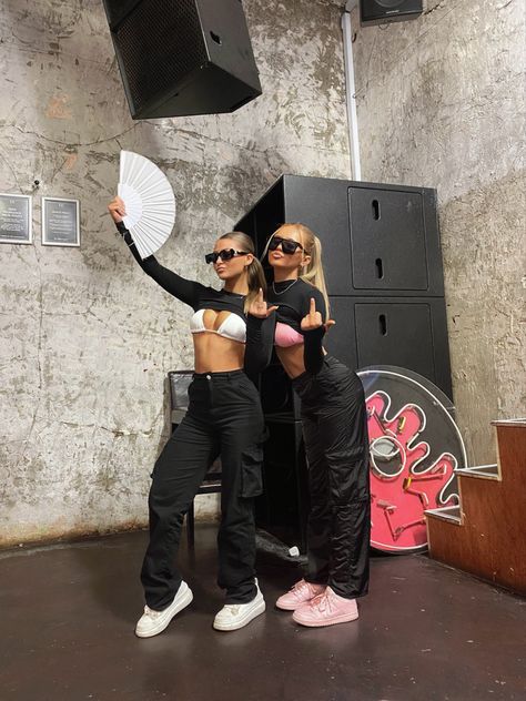 Rave Outfits Conservative, Pant Rave Outfits, Music Festival Outfits Cargo Pants, Jumpsuit Outfit Festival, London Rave Outfit, Black Cargo Pants Festival Outfit, Imagine Music Festival Outfit, Rave Inspo Outfits Winter, Rave Outfit 2023