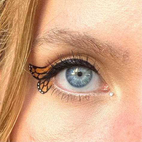 Orange monarch butterfly makeup | Maquiagem de borboleta para o carnaval Monarch Butterfly Makeup, Butterfly Eye Makeup, Eyeliner And Eyeshadow, Orange Monarch Butterfly, Orange And Black Butterfly, Butterfly Eyes, Butterfly Makeup, Butterfly Tutorial, Orange Blush