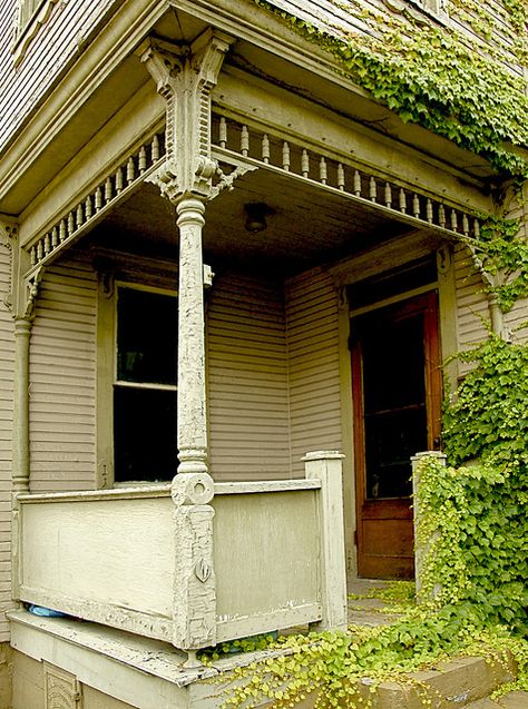 Victorian Porch Columns, House With Columns, Porch Details, 1900s House, Victorian Porch, Wooden Corbels, Finish Work, Porch Columns, Porch And Balcony