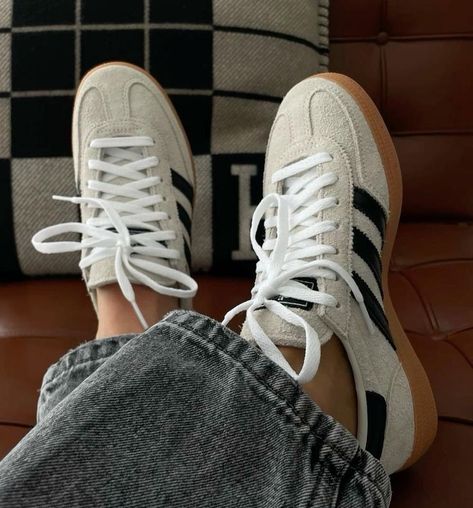 Trending Tiktok, Adidas Shoes Women, Adidas Spezial, Adidas Fashion, Girly Shoes, Aesthetic Shoes, Outfit Inspiration Fall, Swag Shoes, Jeans White