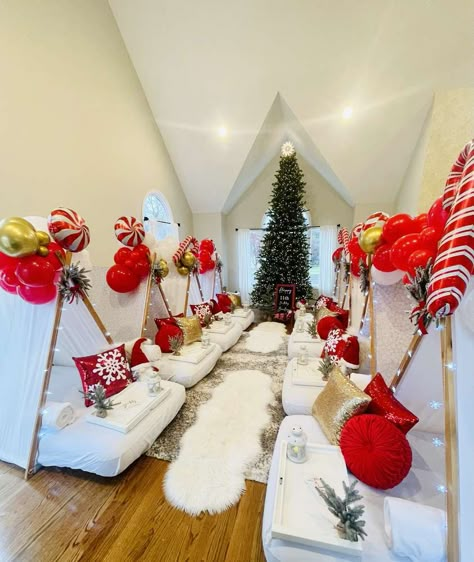 Glamping Slumber Party, Christmas Tents For Kids, Sleep Over Tent Ideas Sleepover Party, Christmas Sleepover Tents, Christmas Slumber Party Ideas For Kids, Christmas Tent Party, Canopy Sleepover, Sisters Sleepover, Sleepover Decoration Ideas