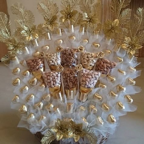 Dryfruit Hampers Ideas, Dryfruit Bouquet, Dryfruits Packing Ideas For Wedding, Dryfruits Packing Ideas, Chocolate Packing Ideas Gift, Chocolate Flowers Bouquet, Indian Wedding Gifts, Chocolate Bouquet Diy, Candy Bouquet Diy